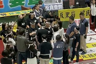 Kết thúc thân thiện! Sau trận đấu, Vương Bác và Đỗ Phong bắt tay ôm chầm lấy nhau.